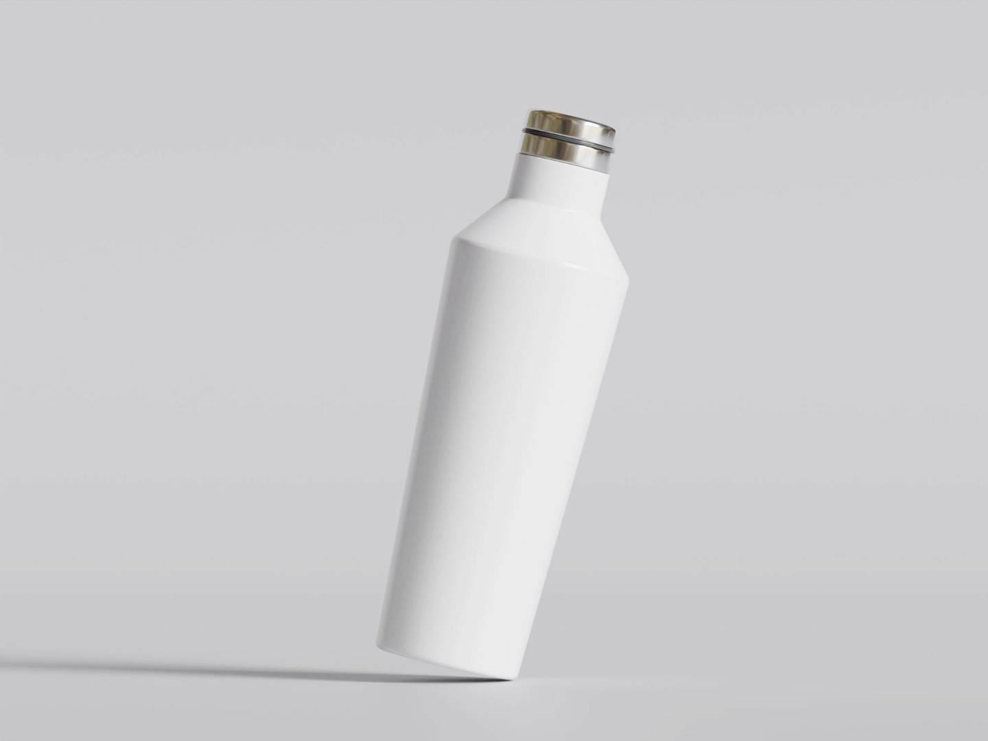 Butelki z logo jako przykład długofalowej i odpowiedzialnej komunikacji marki