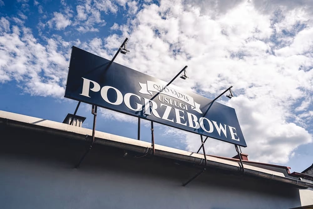 Zmieniające się tradycje pożegnania: Jak wyglądają pogrzeby w Dębicy i na Podkarpaciu?